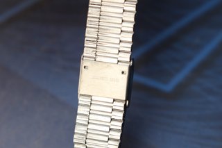 03. Correa acero inox. Armis. 20 mm. Acabado alterno liso y relieve. Cierre tipo pulsera.