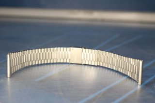 03. Correa acero inox. Armis. 20 mm. Acabado alterno liso y relieve. Cierre tipo pulsera.