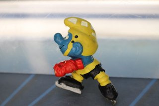 Figura PVC. Pitufo hockey hielo con portería. Los Pitufos .