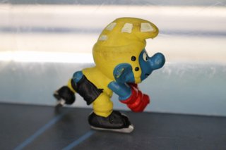 Figura PVC. Pitufo hockey hielo con portería. Los Pitufos .