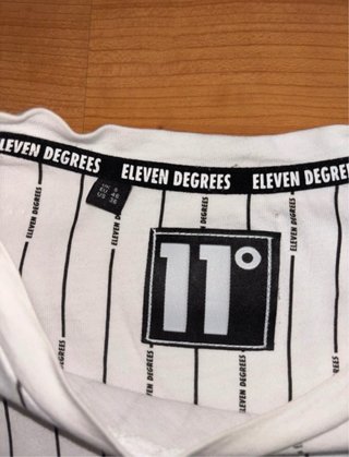 Camiseta 11 Degrees Rayas Blancas y Negras
