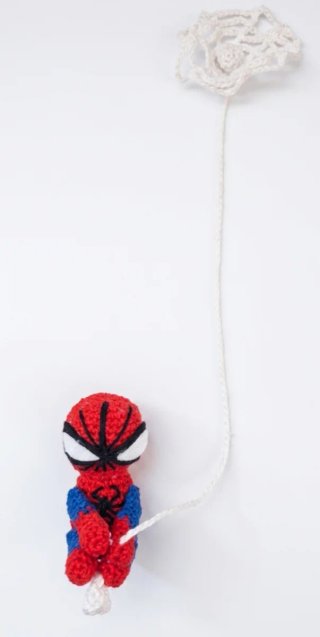 Amigurumi Spider-Man con ragnatela