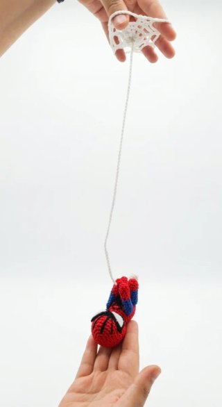 Amigurumi Spider-Man con ragnatela