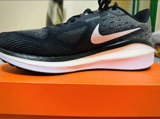 Nike Vomero 17 Talla 43 Negro/Blanco