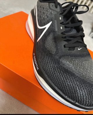 Nike Vomero 17 Talla 43 Negro/Blanco