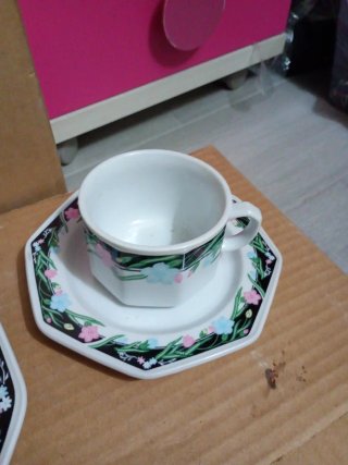 Juego de 12 platos, 12 tazas y 6 hondos