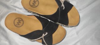 Sandalias negras con adornos plateados