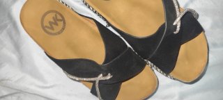Sandalias negras con adornos plateados