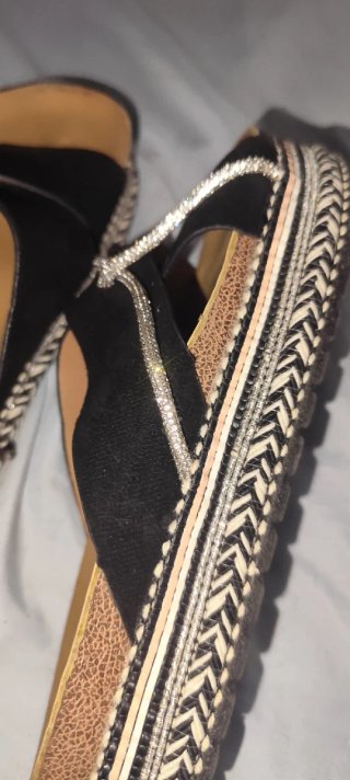 Sandalias negras con adornos plateados