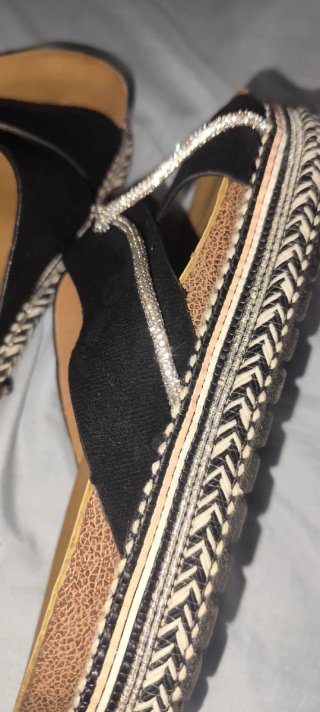 Sandalias negras con adornos plateados