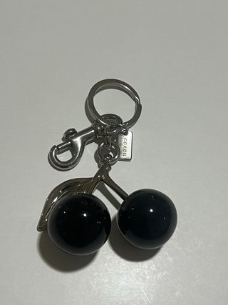 Llavero Coach Cerezas Negras