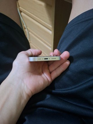 iPhone 13 mini tiene solo rota parte de atrás
