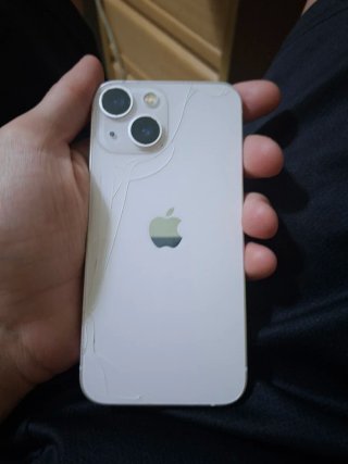 iPhone 13 mini tiene solo rota parte de atrás