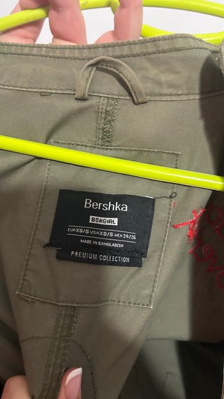 Chaqueta verde militar con parches