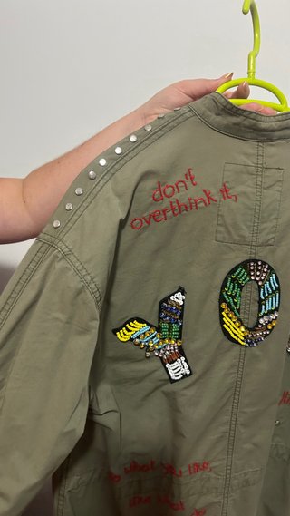 Chaqueta verde militar con parches