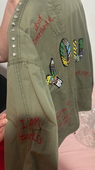 Chaqueta verde militar con parches