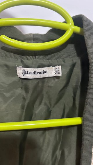 Chaqueta Stradivarius verde s