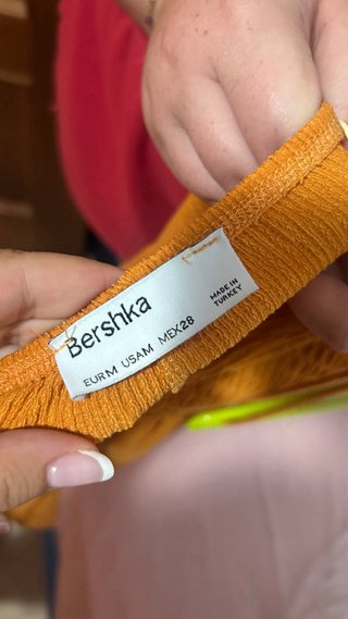 Mono corto naranja con tirantes cruzados