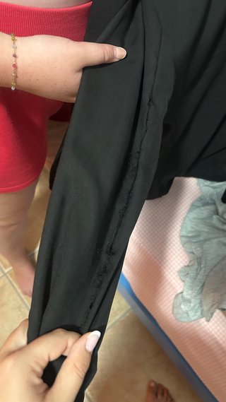 Blazer negro Bershka En una manga tiene una raja