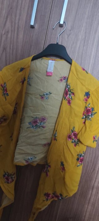 Camisa amarilla floral