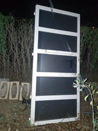 Puerta aluminio blanca entrada edificio