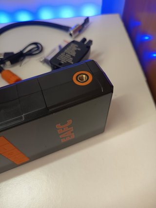 ARRANCADOR DE COCHE E INFLADOR DE RUEDAS PORTATIL