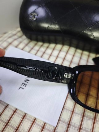 Gafas de sol Chanel negras y marrones