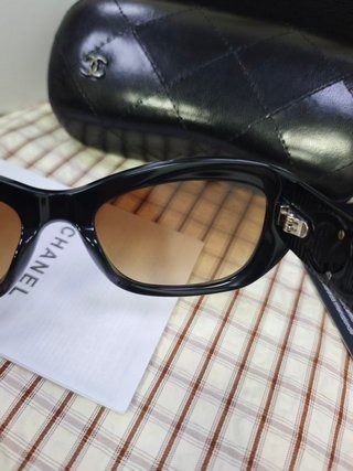 Gafas de sol Chanel negras y marrones