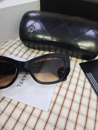 Gafas de sol Chanel negras y marrones