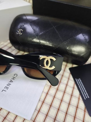 Gafas de sol Chanel negras y marrones