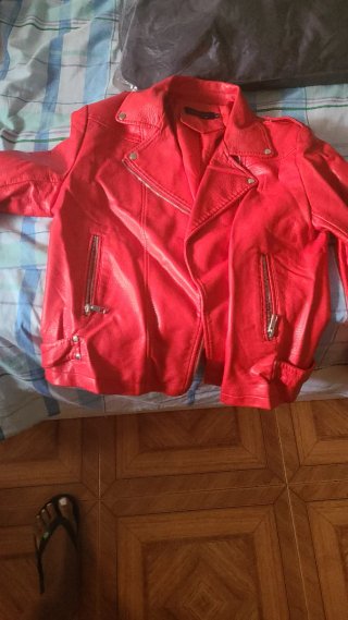 Chaqueta de cuero roja estilo motero