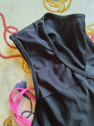 Costume intero nero e fucsia