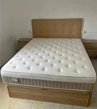 Canapé con base tapizada y estructura de madera