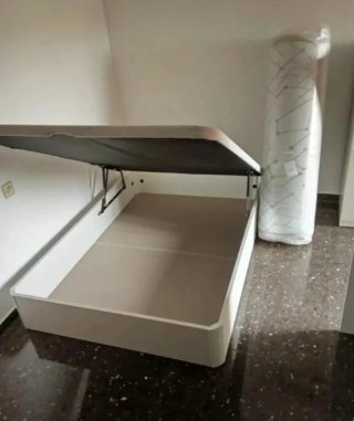 Canapé con base tapizada y estructura de madera