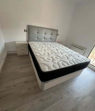 Canapé con base tapizada y estructura de madera