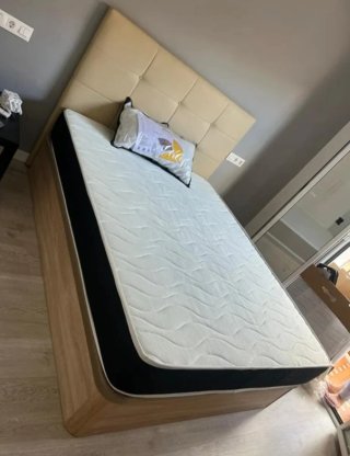 Canapé con base tapizada y estructura de madera