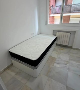 Canapé con base tapizada y estructura de madera