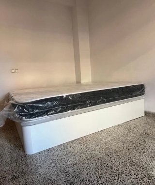 Canapé con base tapizada y estructura de madera
