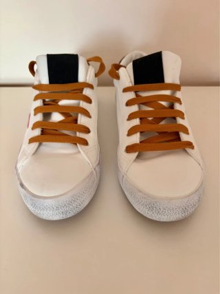 Zapatillas blancas con estrella rosa