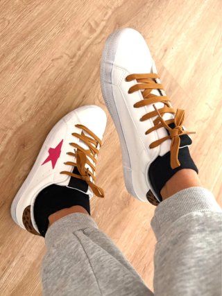 Zapatillas blancas con estrella rosa