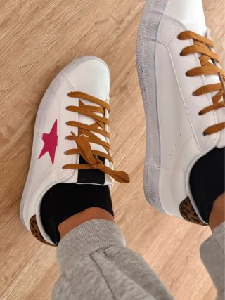 Zapatillas blancas con estrella rosa