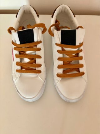 Zapatillas blancas con estrella rosa