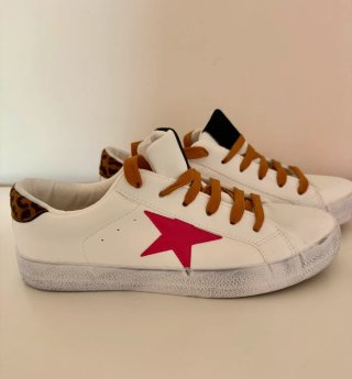 Zapatillas blancas con estrella rosa