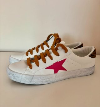 Zapatillas blancas con estrella rosa