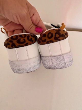 Zapatillas blancas con estrella rosa