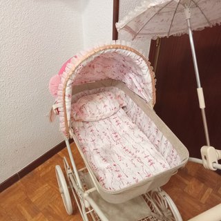 Cochecito de muñecas  con capota y sombrilla