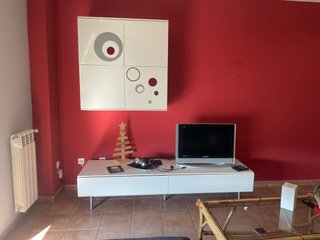 Mueble de salón blanco y rojo