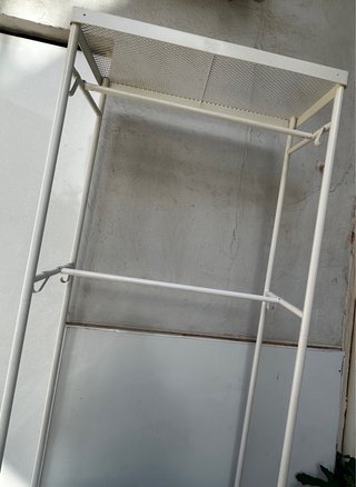 Estantería metálica blanca