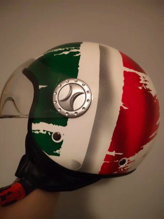 Capacete Moy com design Itália