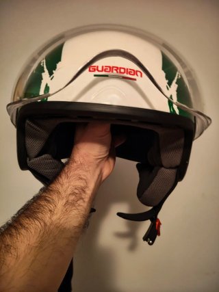 Capacete Moy com design Itália